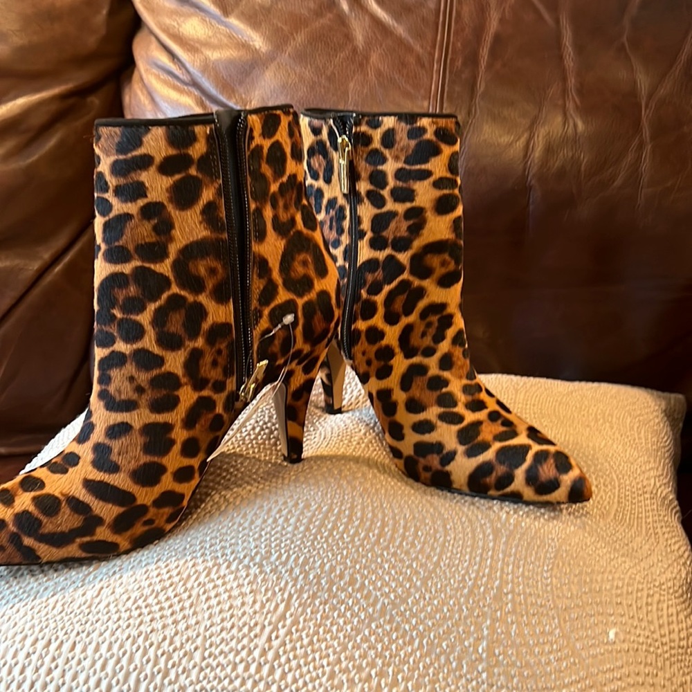 NWT Vince Camuto cheetah print booties